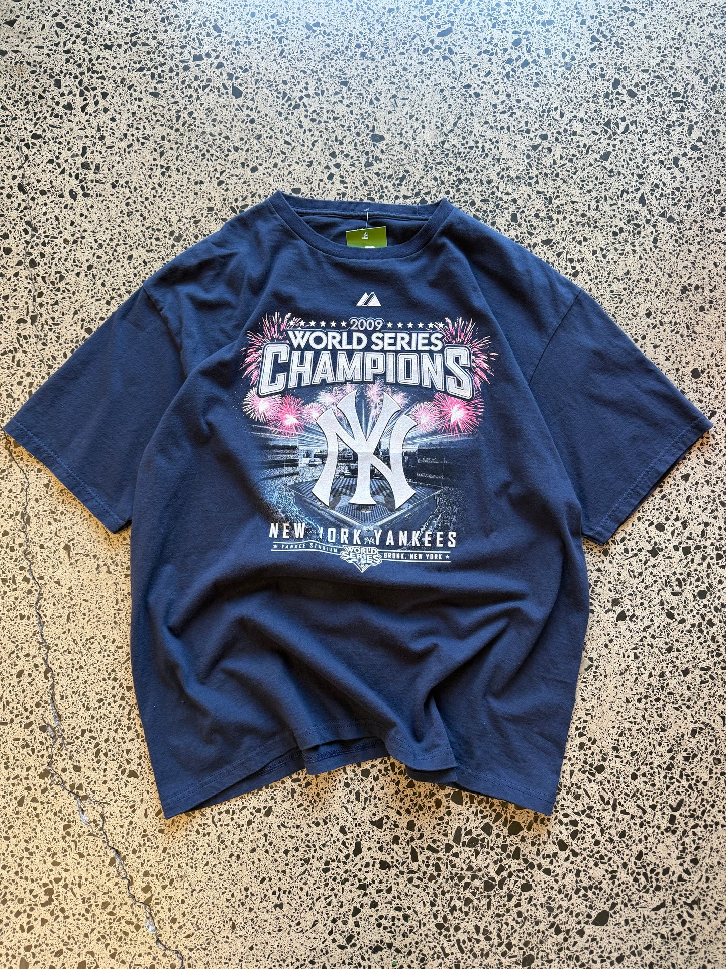 Vintage 2009 NY Yankees World Series Championship navy t-shirt with graphic print. Size XL. MLB baseball memorabilia