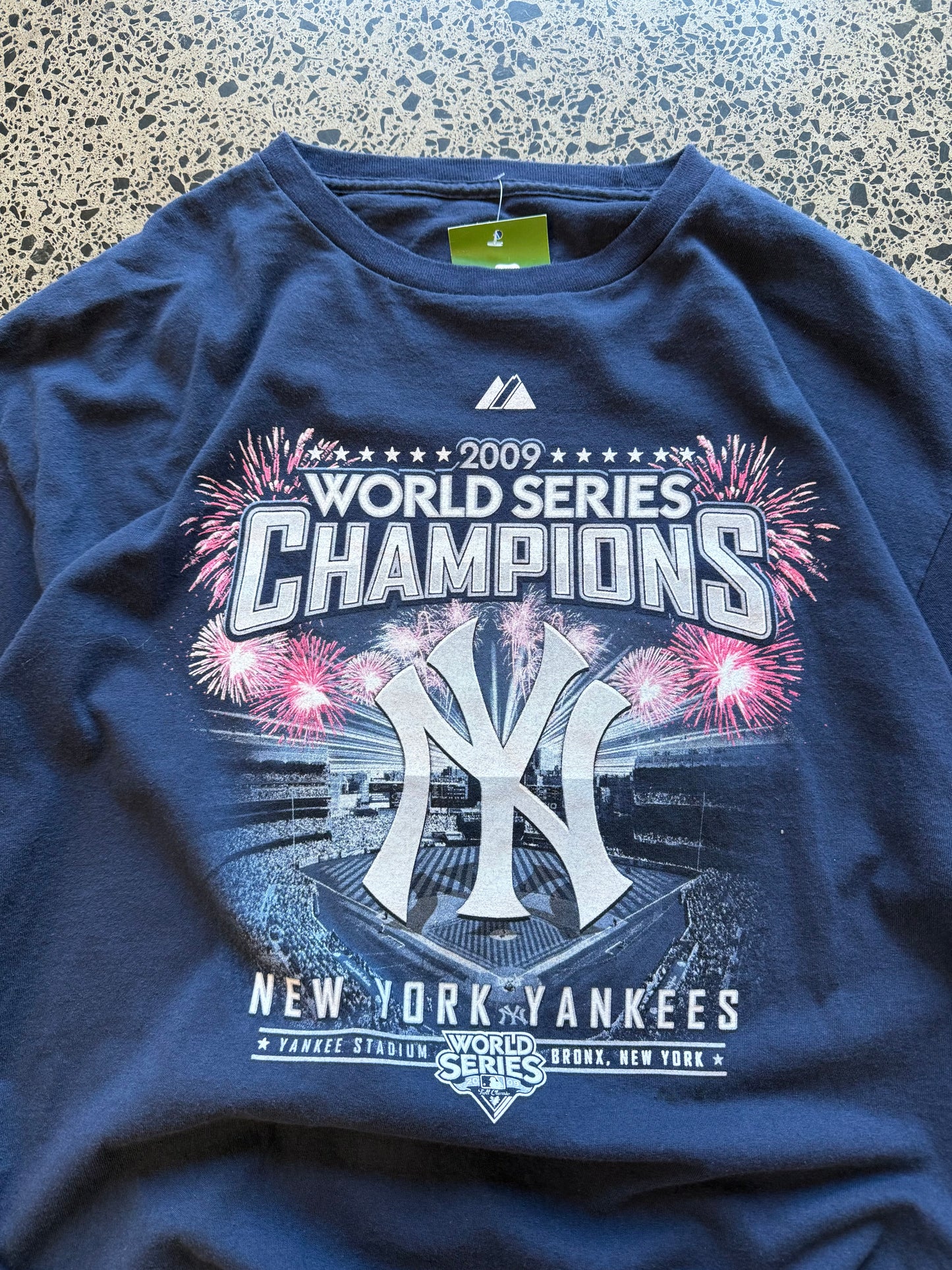 Vintage 2009 NY Yankees World Series Championship navy t-shirt with graphic print. Size XL. MLB baseball memorabilia