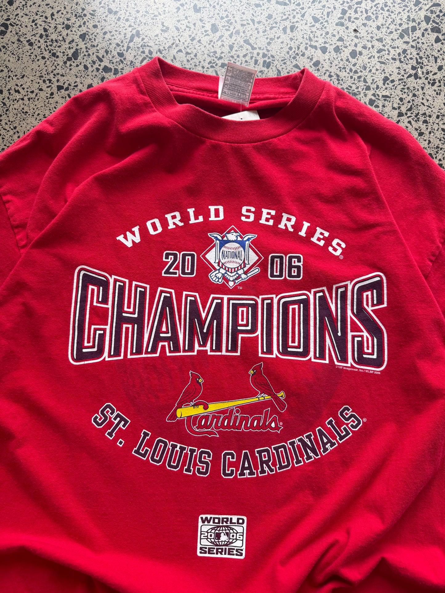 Cop this red 2006 St. Louis Cardinals 'World Champs' tee - size XL