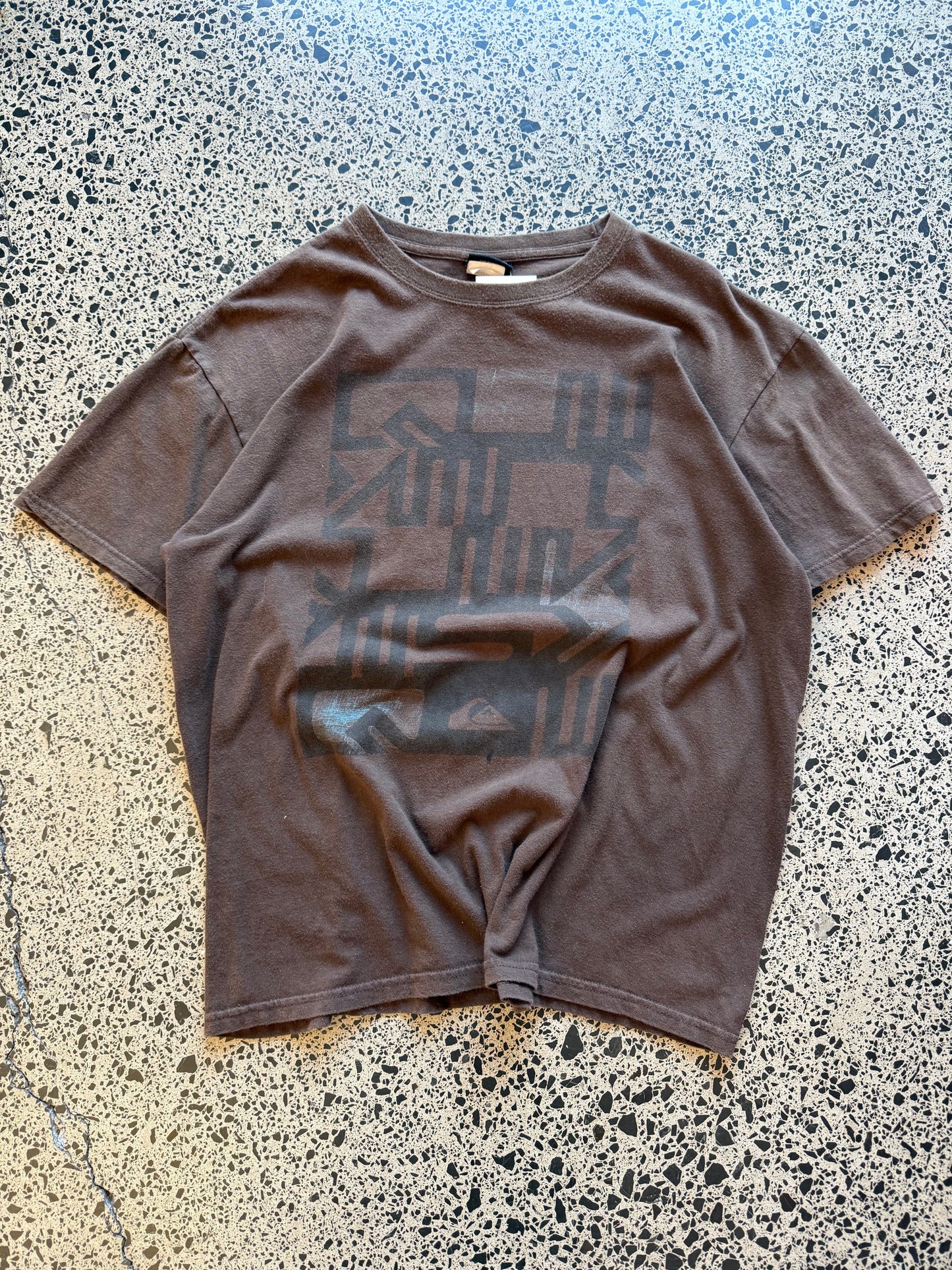 Vintage Y2K Quiksilver white t-shirt with large logo graphic. Size M. Surf & skate streetwear