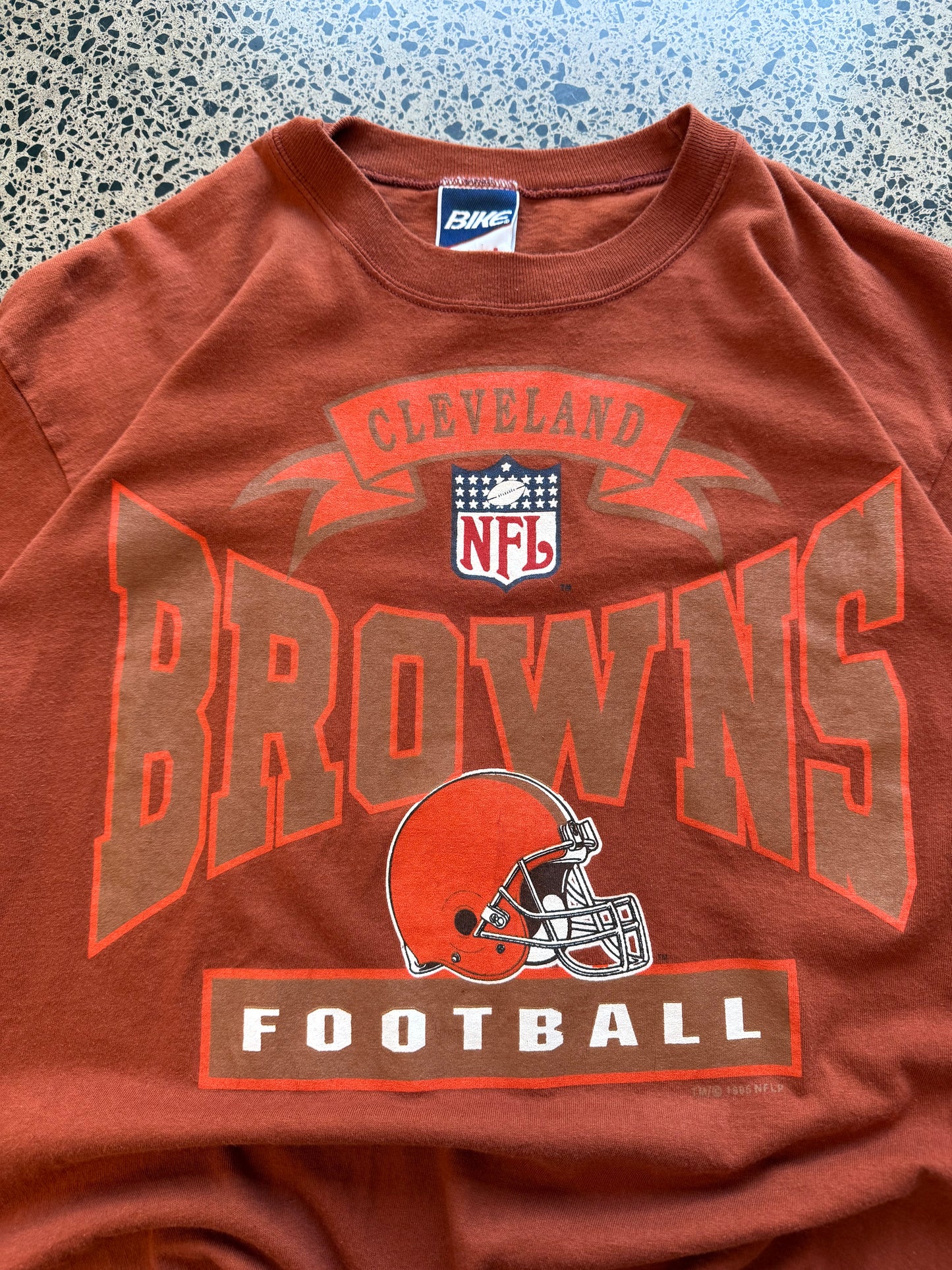 Vintage 1995 Cleveland Browns NFL t-shirt with bold team helmet and graphic print. Size L. Football memorabilia