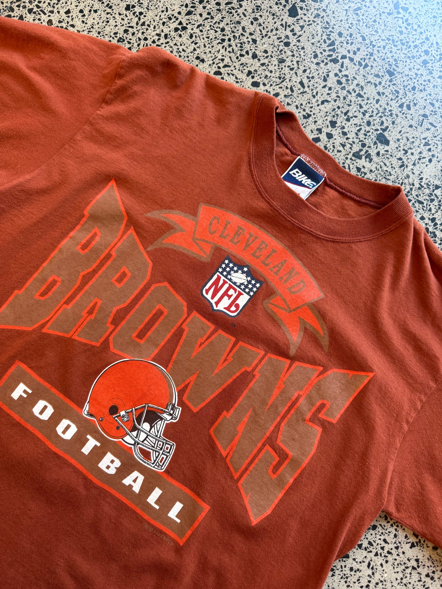 Vintage 1995 Cleveland Browns NFL t-shirt with bold team helmet and graphic print. Size L. Football memorabilia