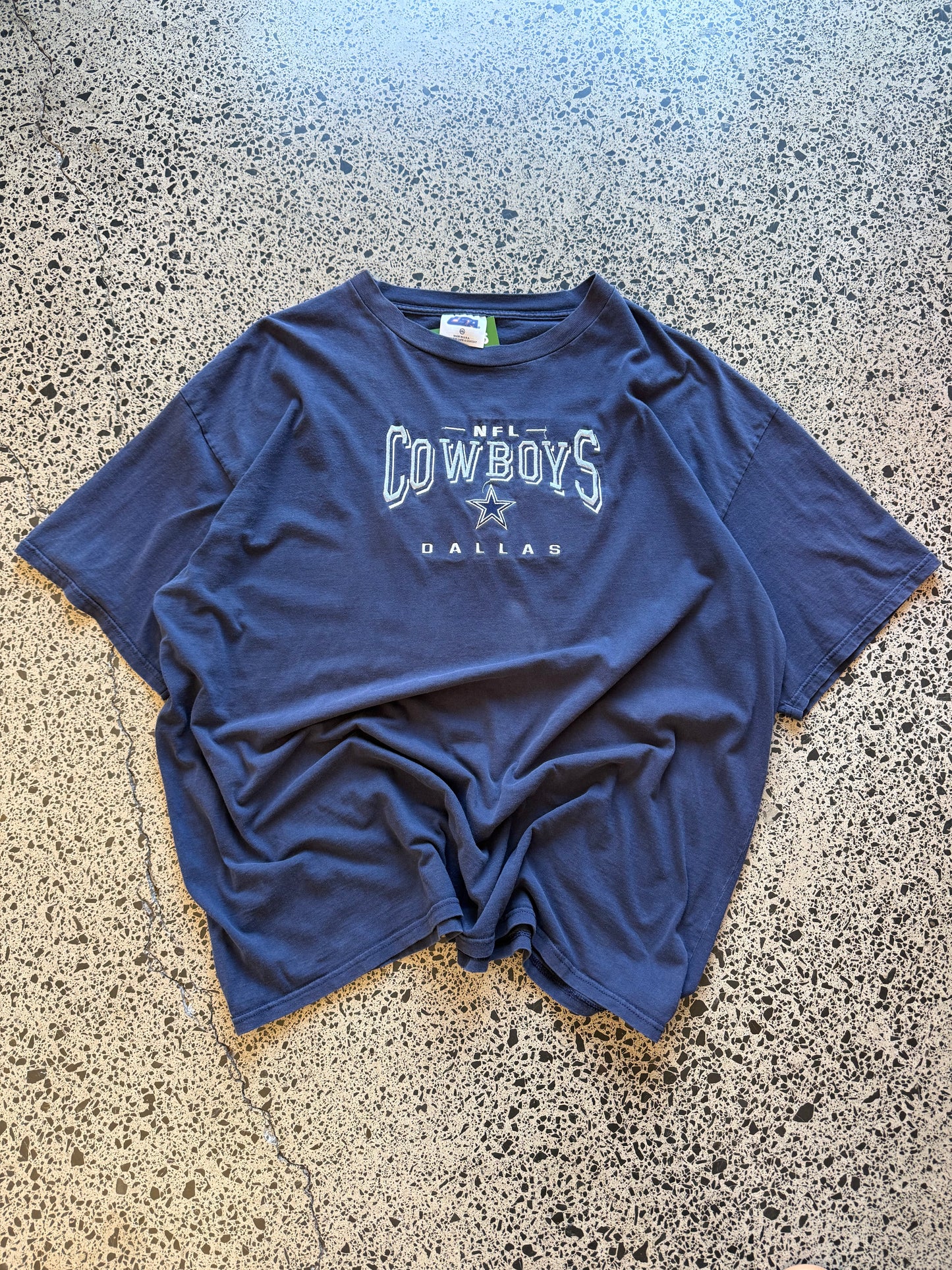 Vintage 90s NFL Dallas Cowboys navy t-shirt with large star and team graphic. Size 2XL. Oversized sportswear