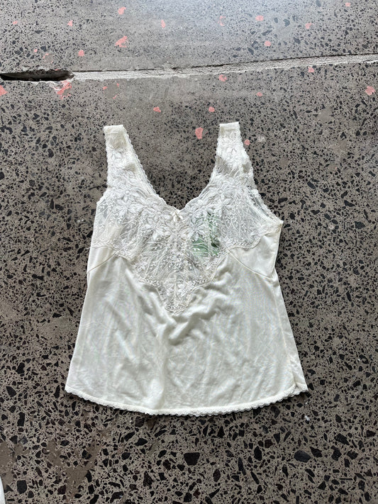 White camisole top featuring a delicate floral pattern, size medium, made from soft, breathable fabric with adjustable straps for a comfortable fit."

Keywords:

white floral cami top

floral pattern camisole medium

women's white floral cami

lightweight floral cami

breathable cami top M

adjustable strap camisole

medium size floral cami

delicate flower print cami

casual floral camisole

spring summer cami top

