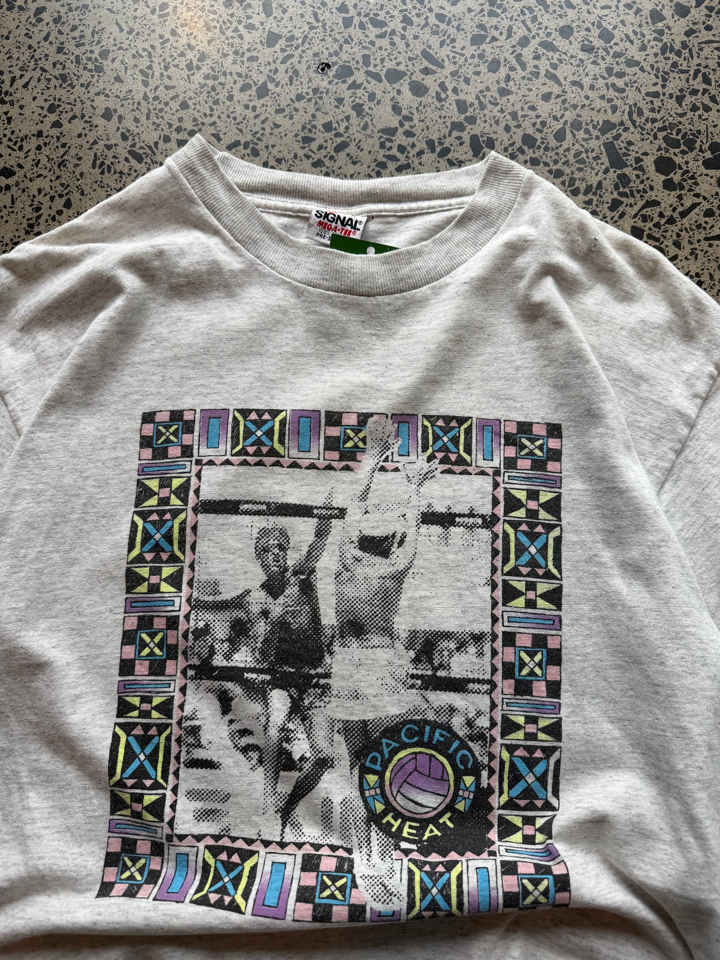 90's Volleyball Graphic Tee - L
