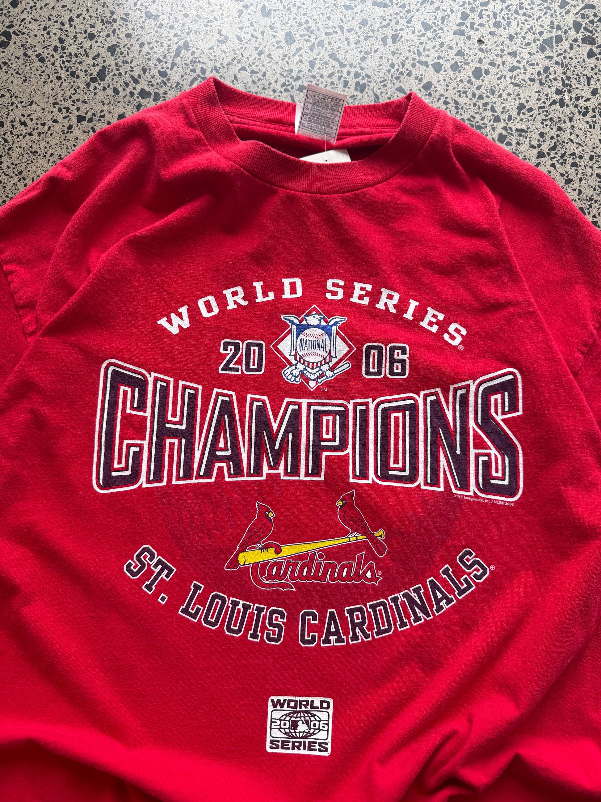 Cop this red 2006 St. Louis Cardinals 'World Champs' tee - size XL 
