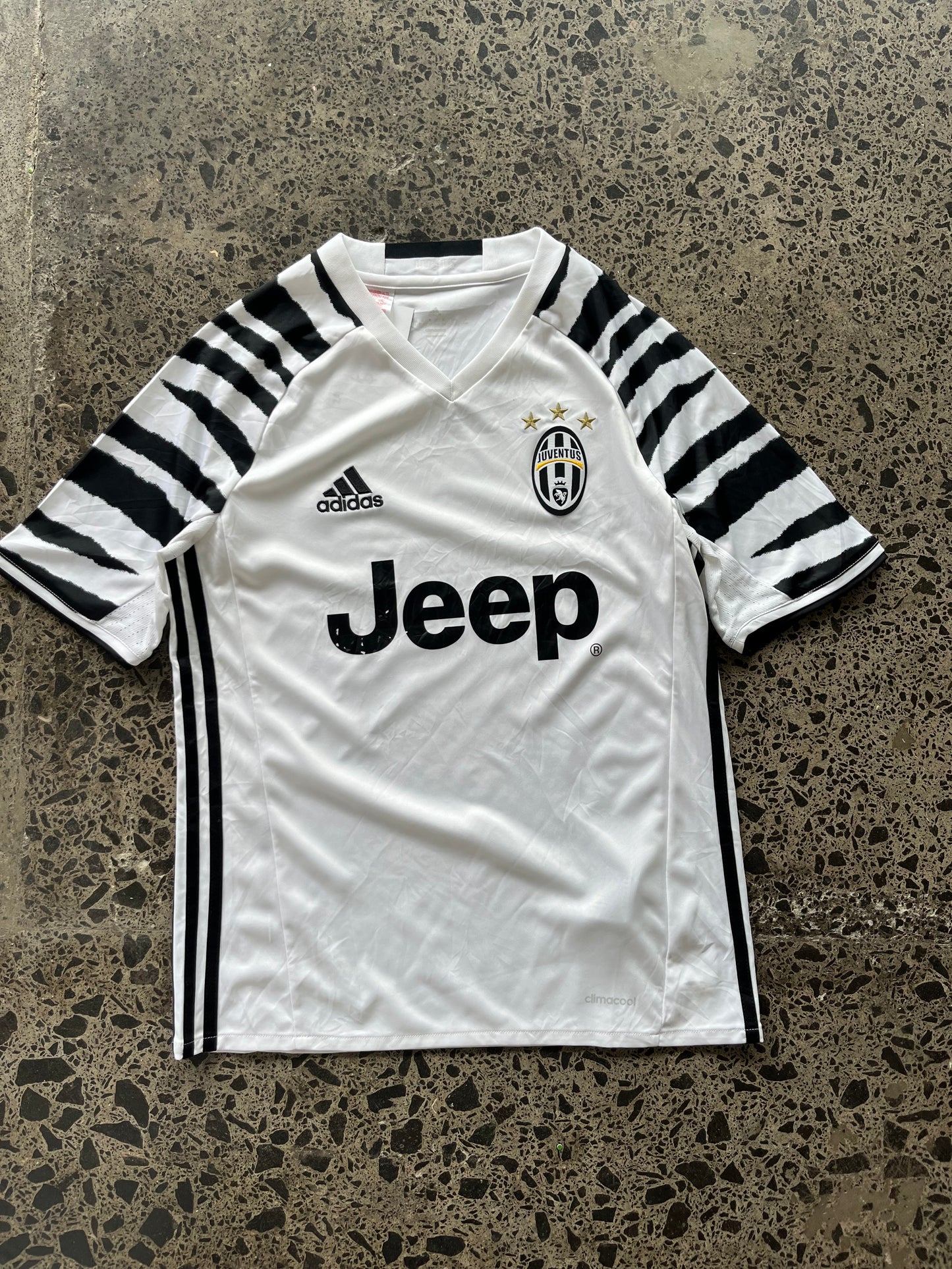 2016/2017 Juventus Football Jersey - Medium