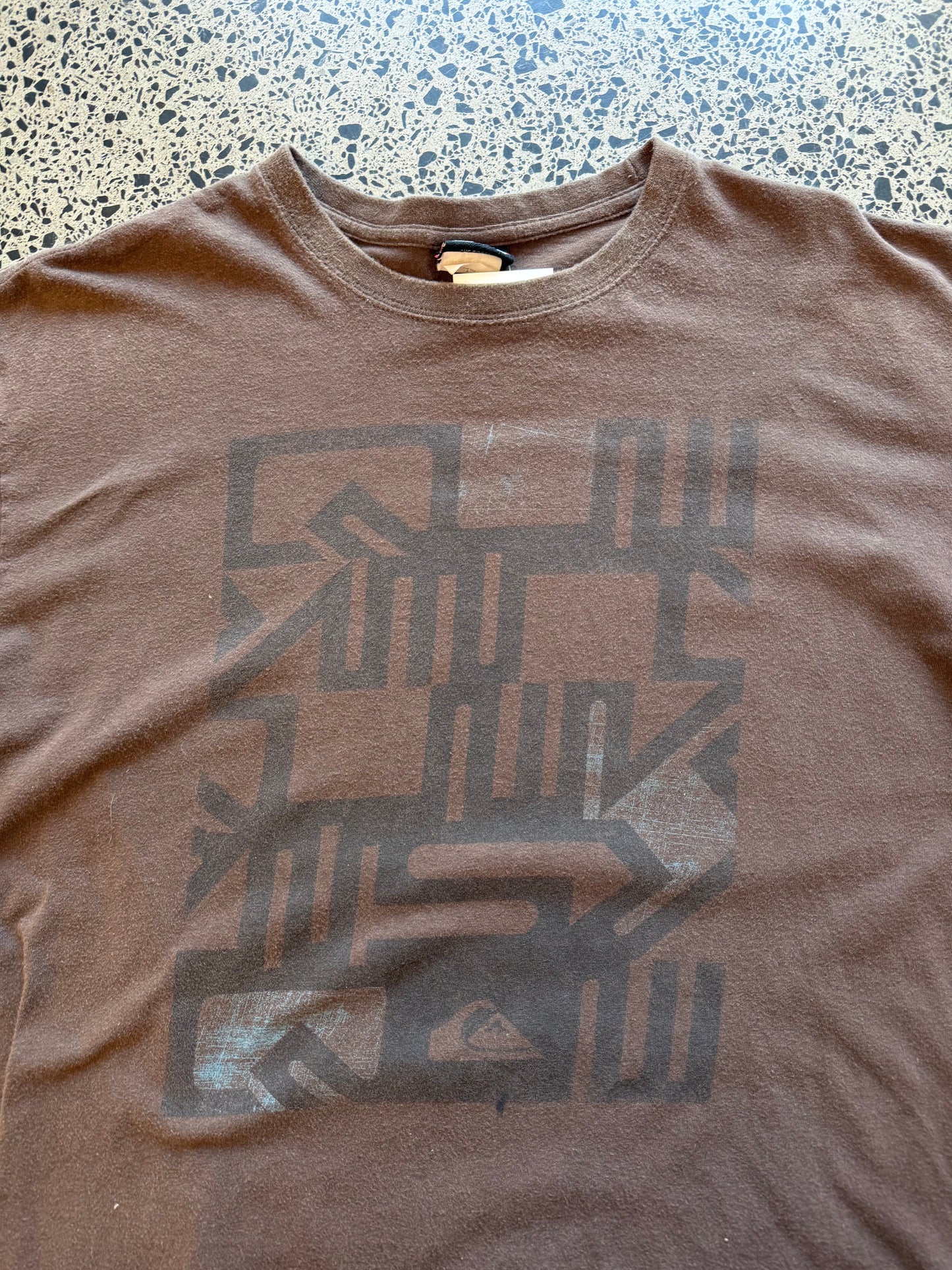 Vintage Y2K Quiksilver white t-shirt with large logo graphic. Size M. Surf & skate streetwear