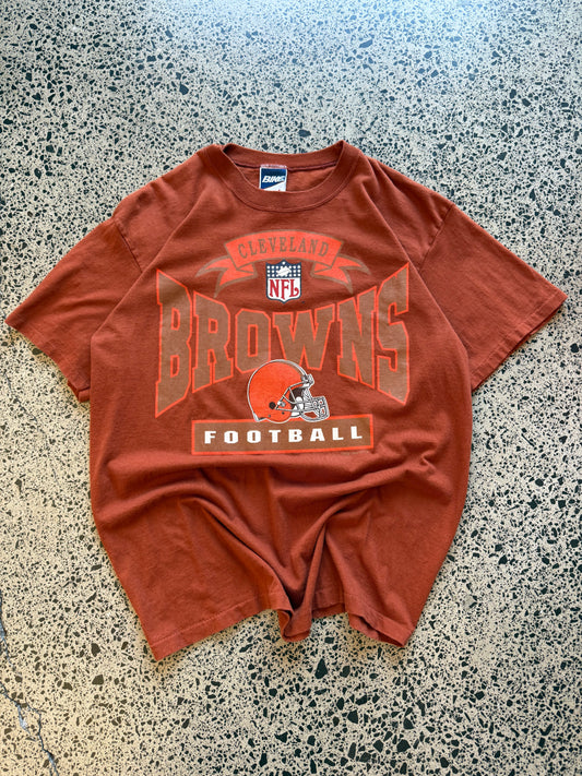 Vintage 1995 Cleveland Browns NFL t-shirt with bold team helmet and graphic print. Size L. Football memorabilia