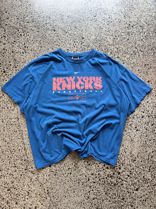 Vintage New York Knicks NBA graphic t-shirt in blue. Size 2XL with large front print, 90s basketball style