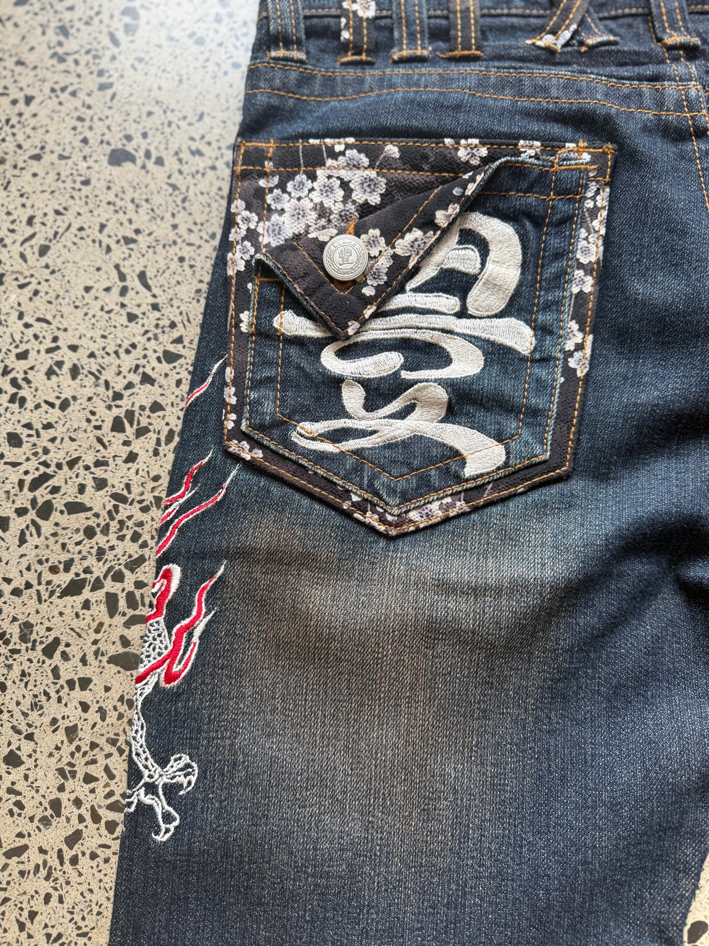 Japanese Karakuri embroidered denim jeans with gold and red dragon designs. Size W31 L28. Y2K vintage streetwear