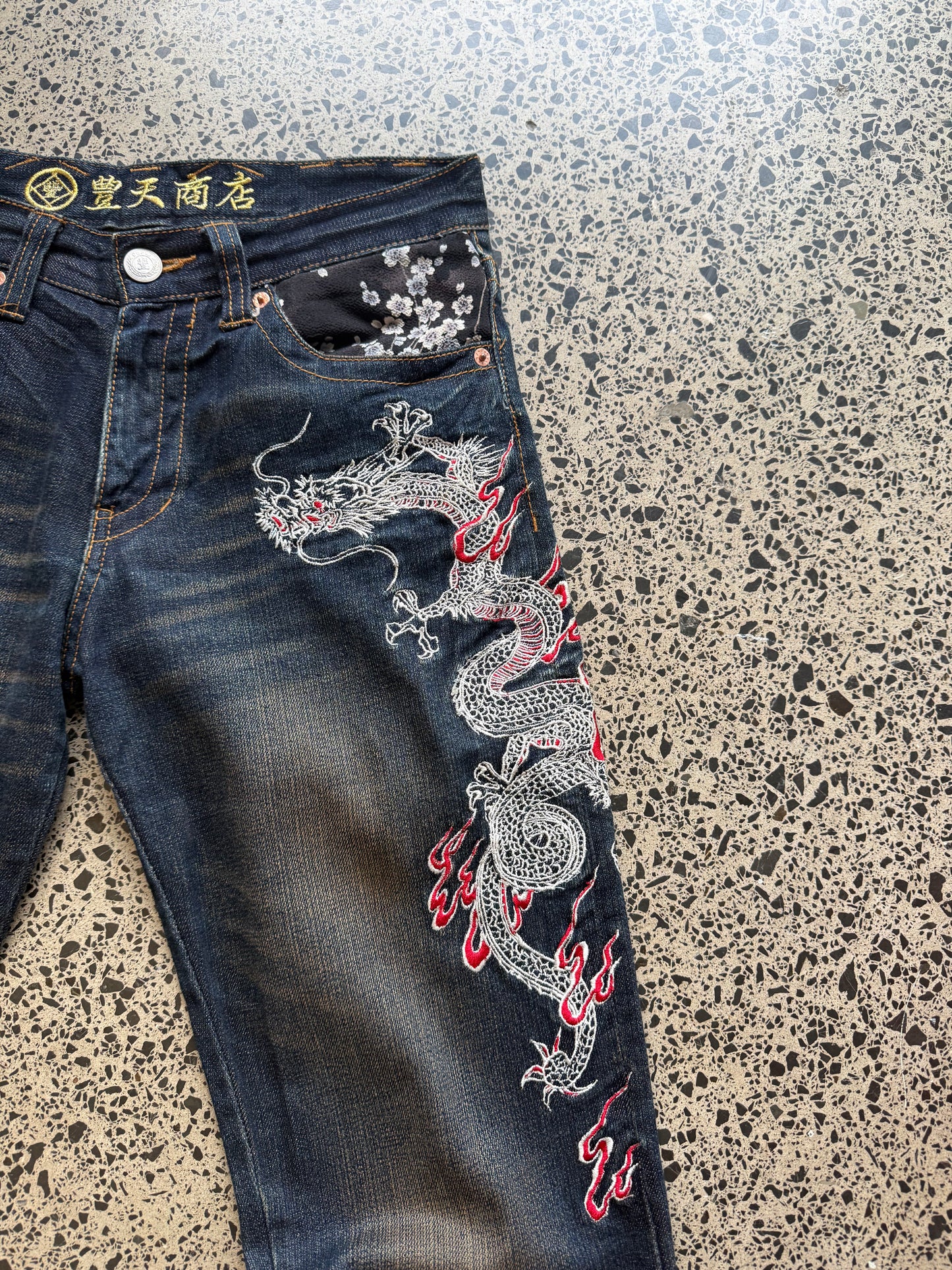 Japanese Karakuri embroidered denim jeans with gold and red dragon designs. Size W31 L28. Y2K vintage streetwear
