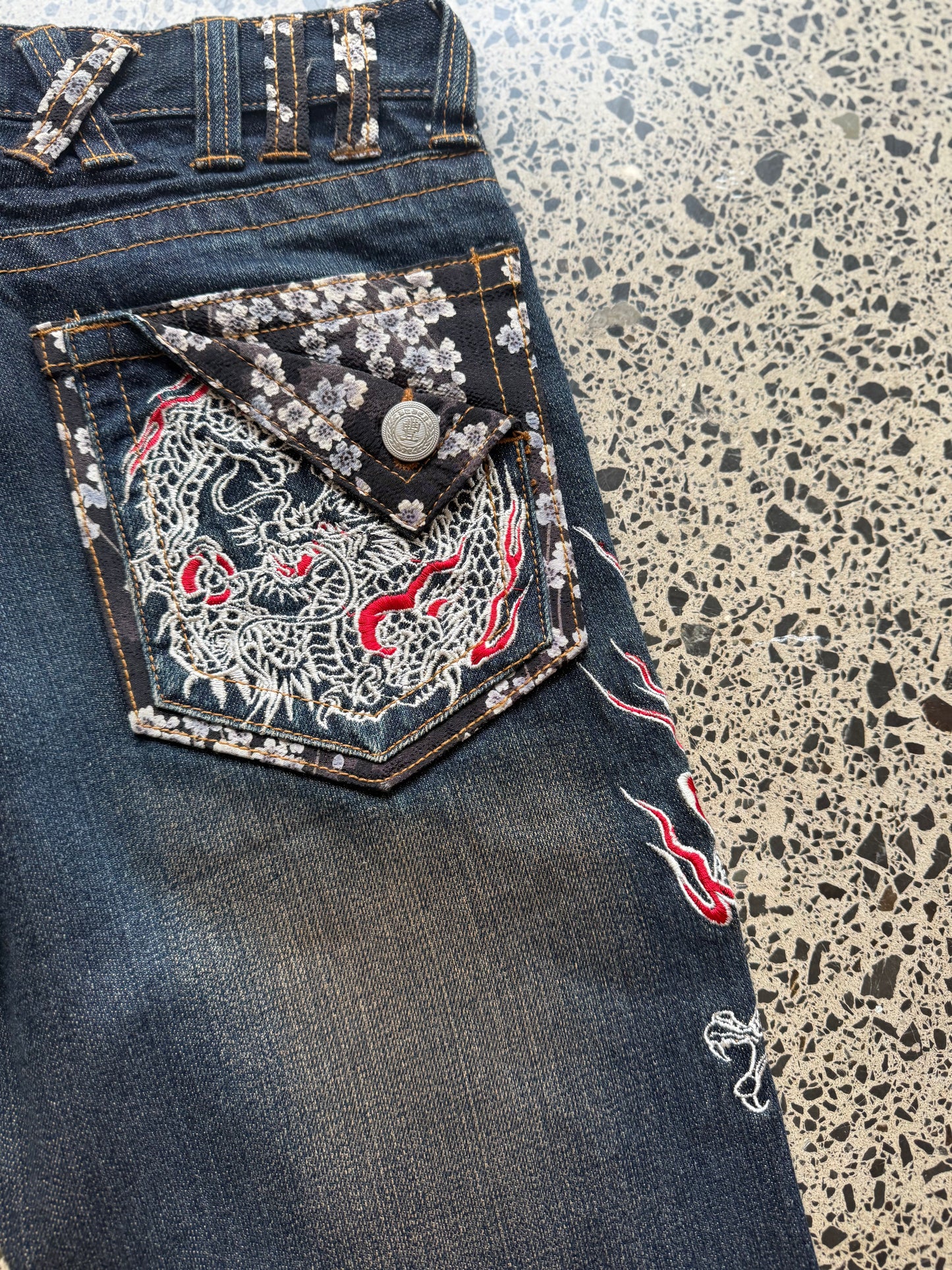 Japanese Karakuri embroidered denim jeans with gold and red dragon designs. Size W31 L28. Y2K vintage streetwear