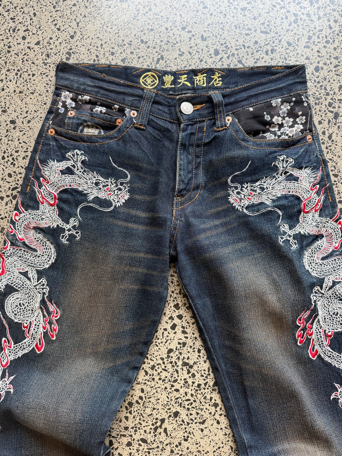Japanese Karakuri embroidered denim jeans with gold and red dragon designs. Size W31 L28. Y2K vintage streetwear