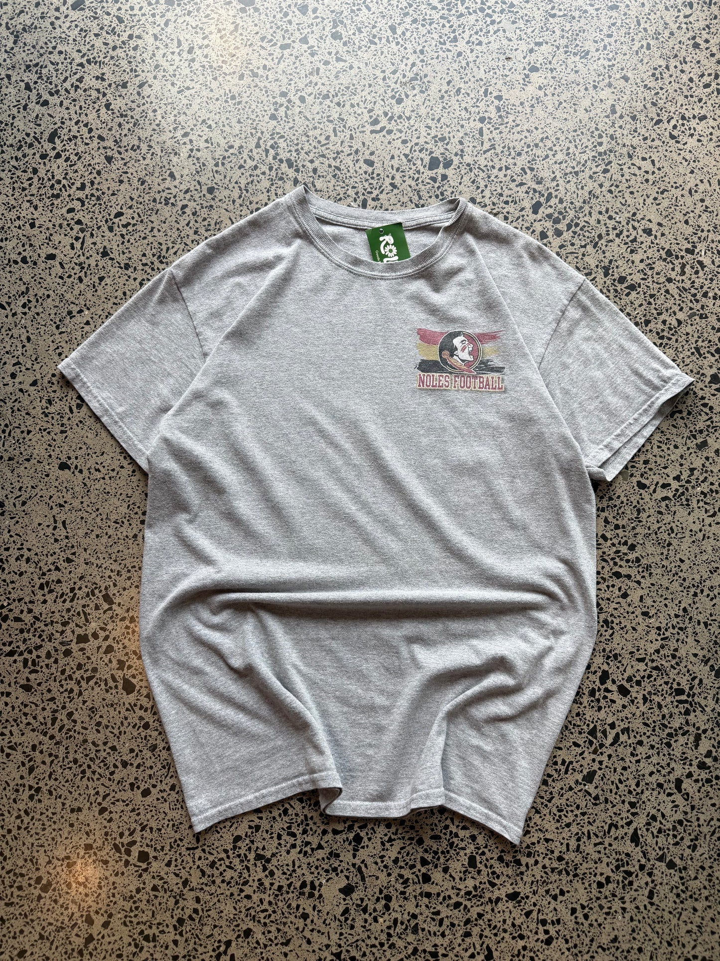 Cop this 2014 Noles University American Football graphic tee - grey base - L 